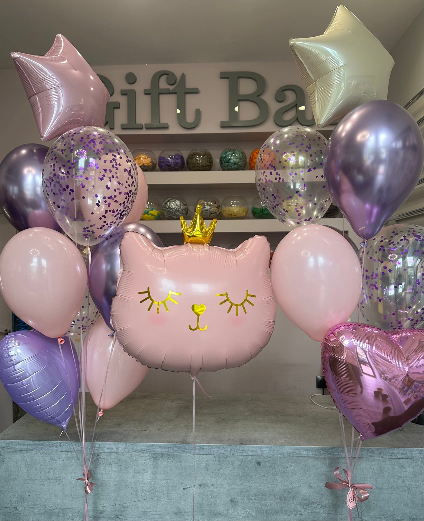 Balon foliowy Cat Princess i bukiet balonów z konfetti, lateksowych oraz foliowych serc balony giftbar.pl 