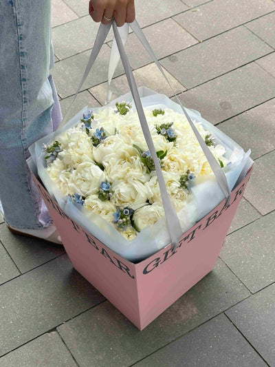 Bukiet białych piwonii i oxypetalum [od 7 szt] kwiaty giftbar.pl 