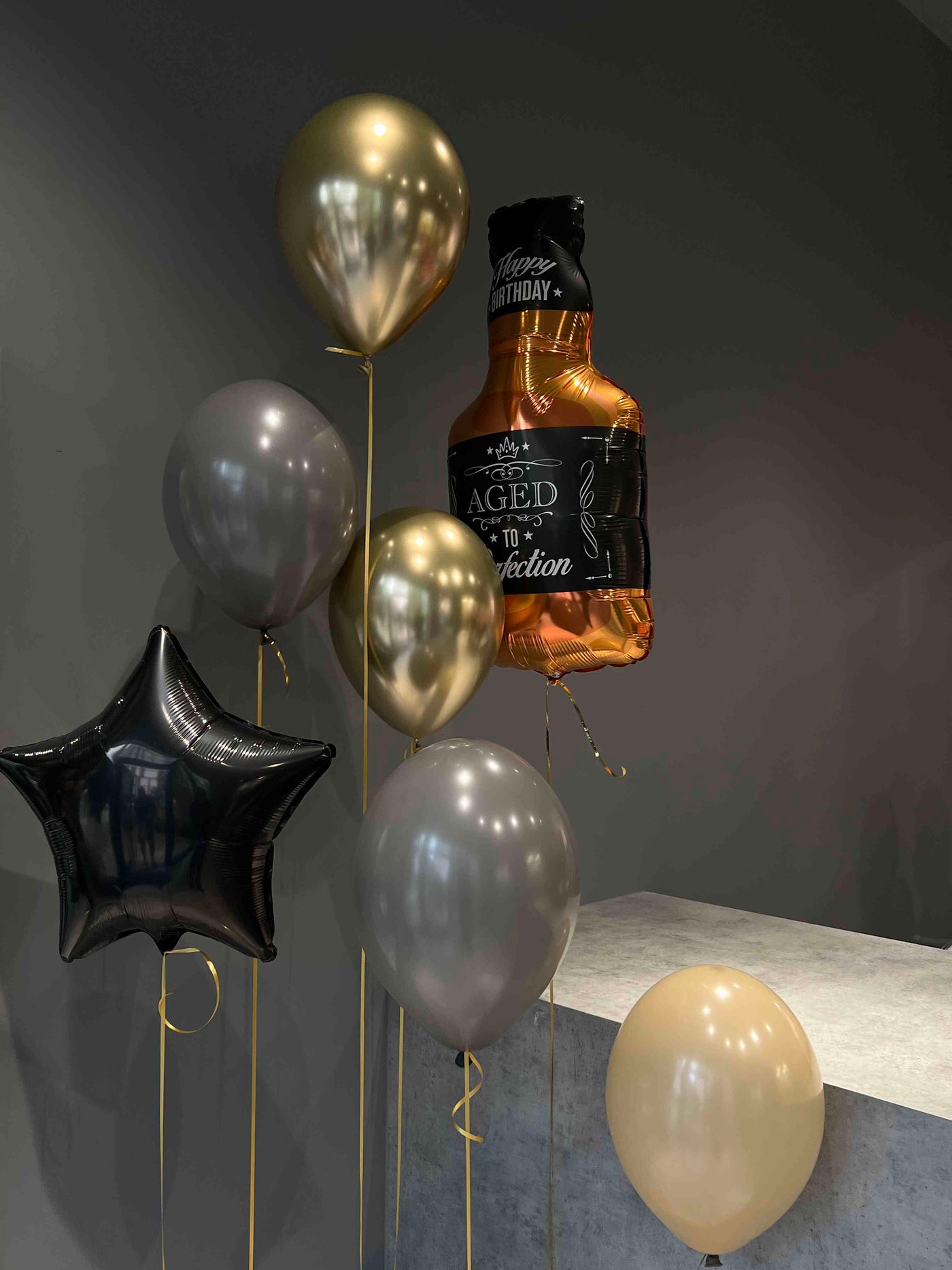 Bukiet balonów dla niego w kształcie whiskey oraz balony lateksowe złote i srebrne balony giftbar.pl 