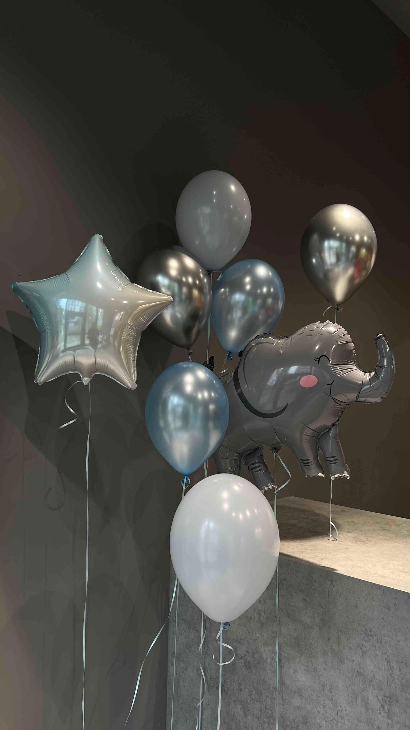 Bukiet balonów z figurką słoń oraz balony lateksowe w srebrnych kolorach balony giftbar.pl 