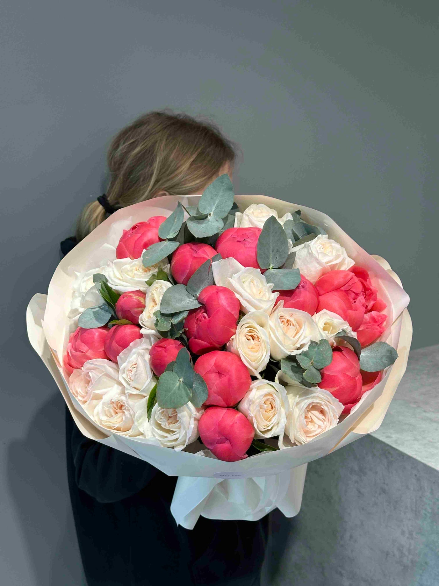 Mix róż i piwonii Coral Charm kwiaty giftbar.pl 