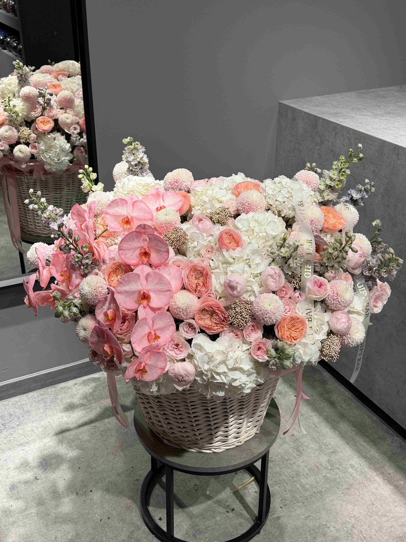 Kosz kwiatów "Wonderland" kwiaty giftbar.pl 