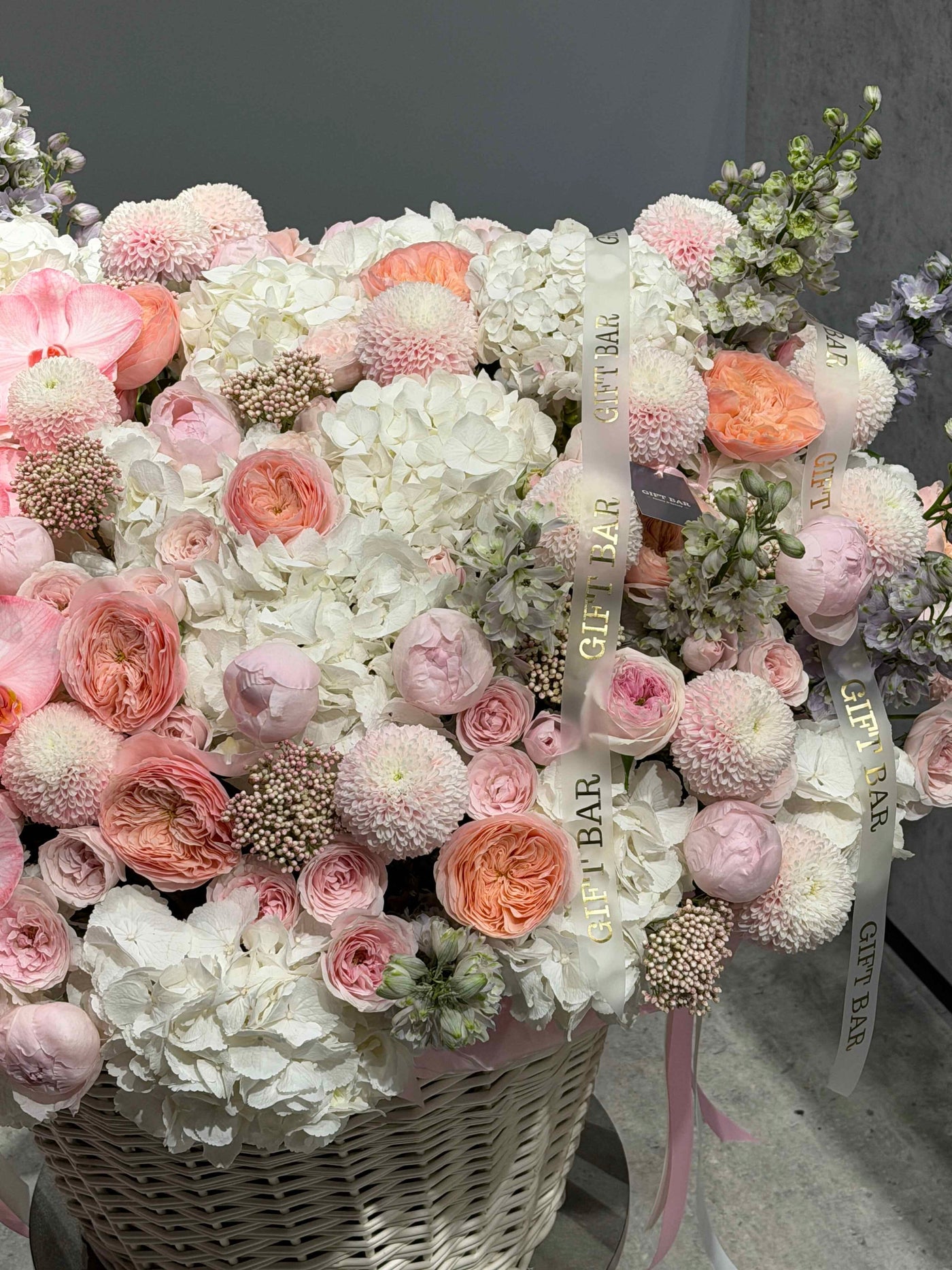 Kosz kwiatów "Wonderland" kwiaty giftbar.pl 