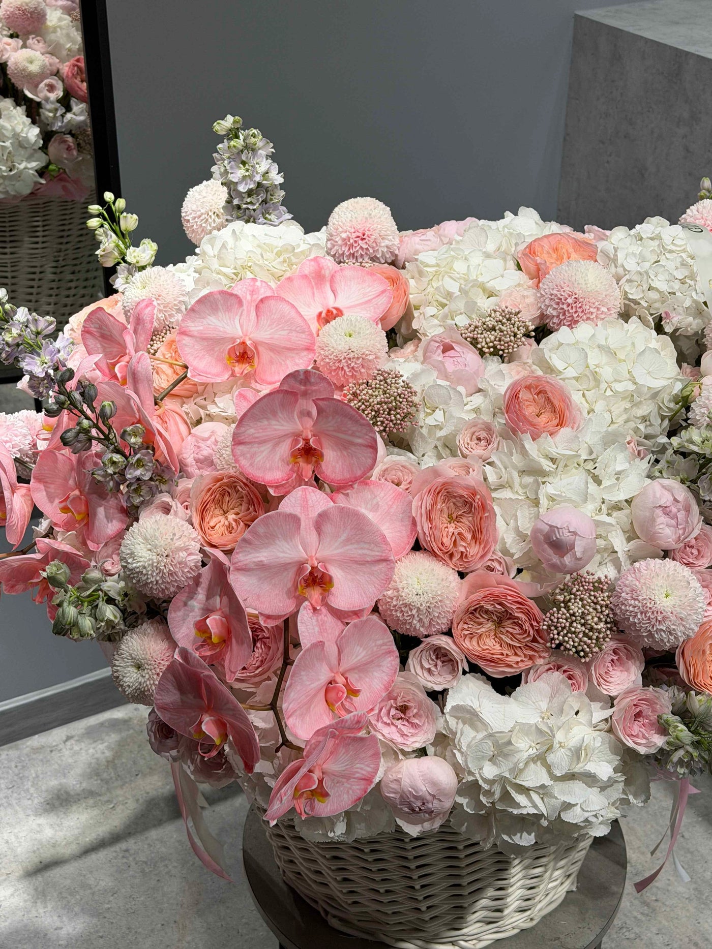 Kosz kwiatów "Wonderland" kwiaty giftbar.pl 