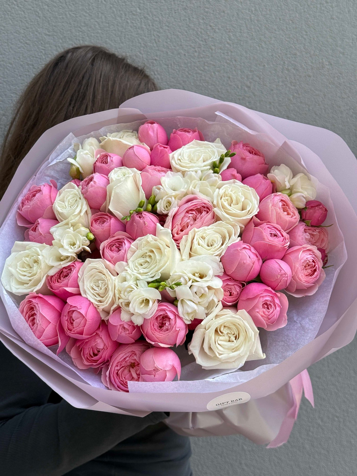 Bukiet róż i frezji kwiaty giftbar.pl 