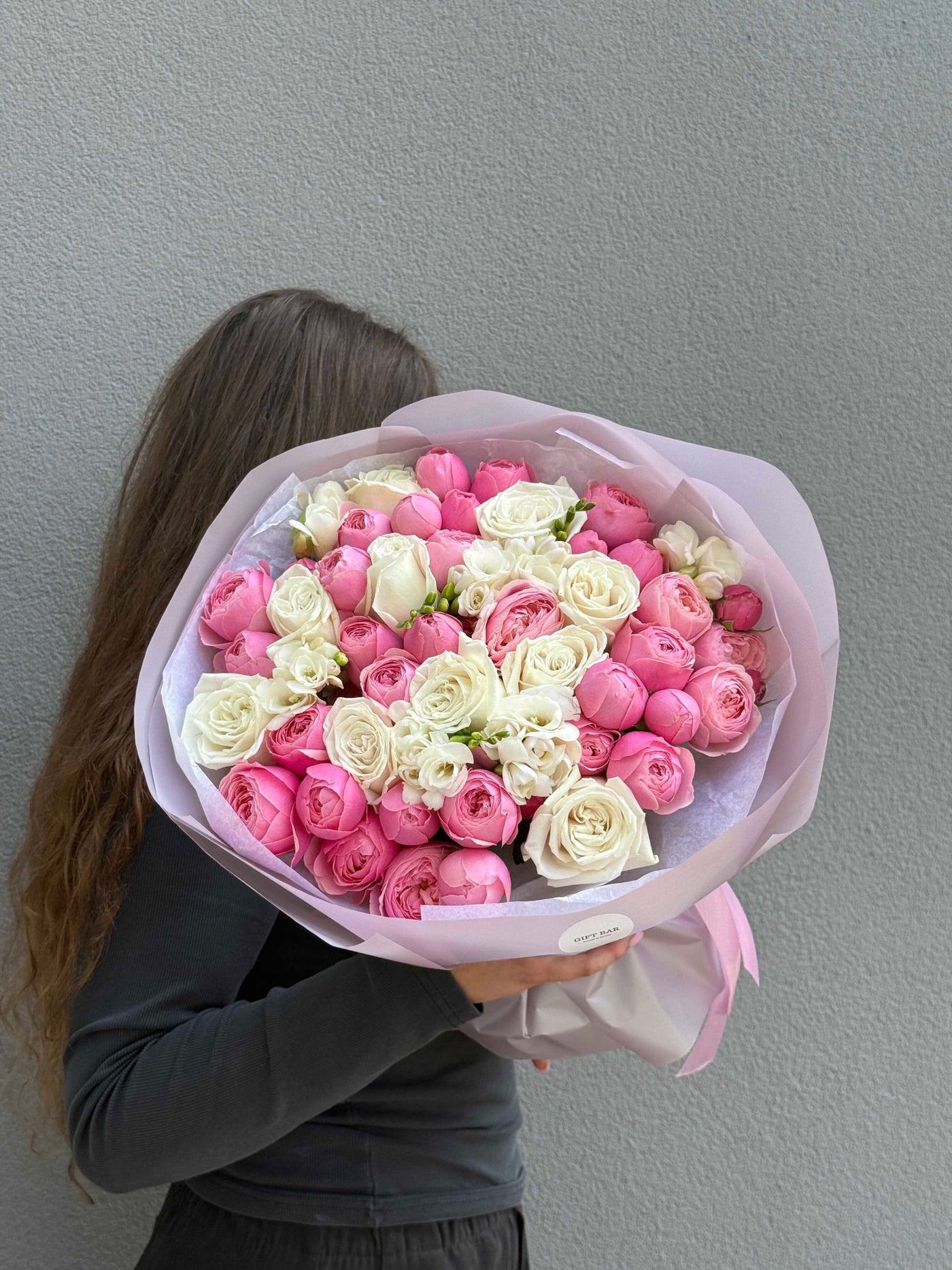 Bukiet róż i frezji kwiaty giftbar.pl 