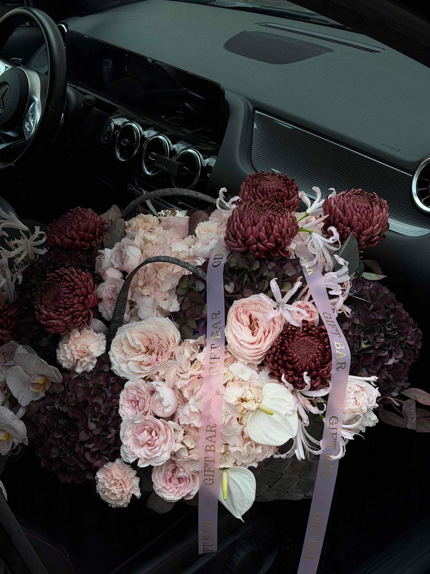 Kosz kwiatów "Chocolate Brown" kwiaty giftbar.pl 