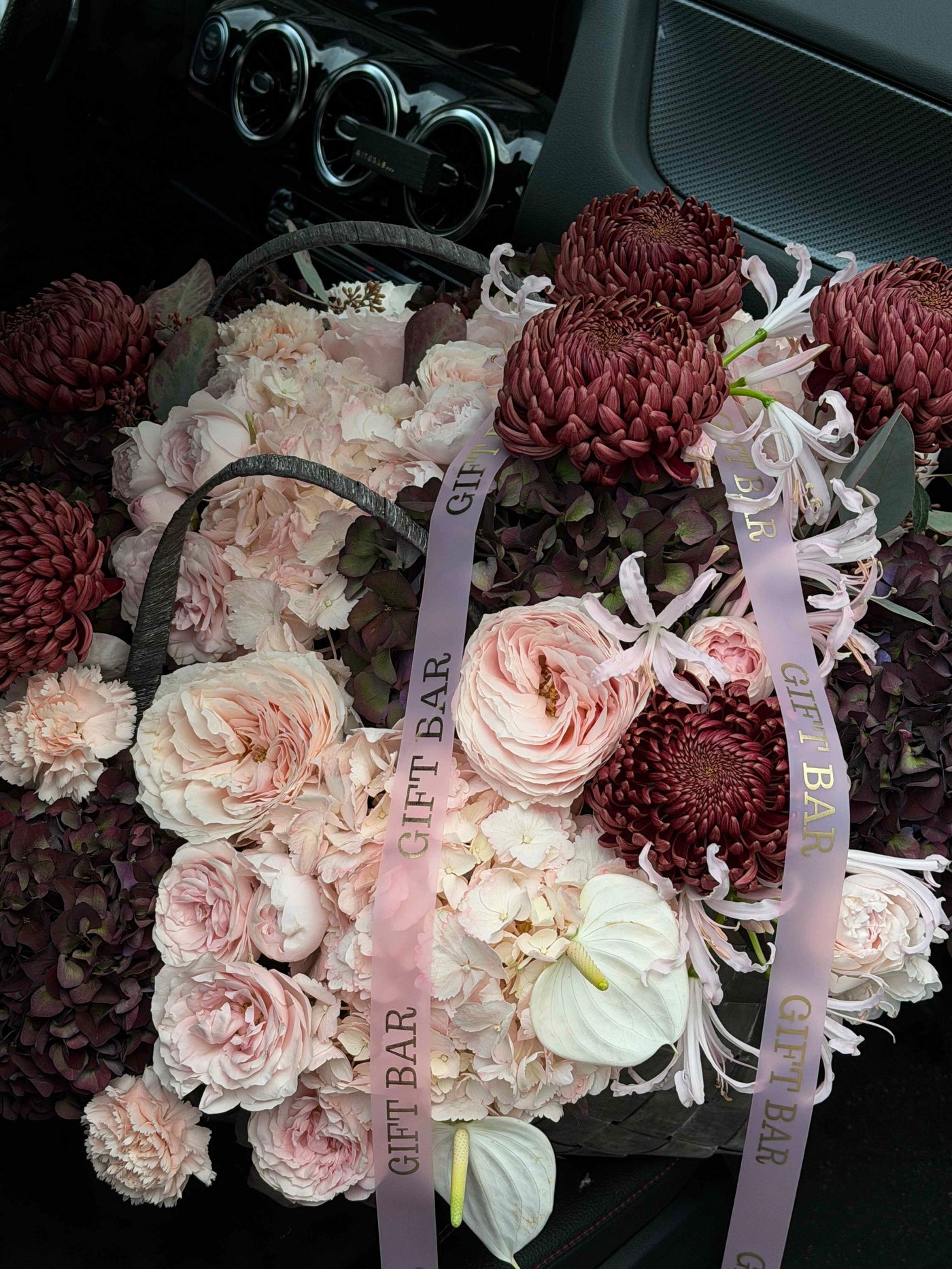 Kosz kwiatów "Chocolate Brown" kwiaty giftbar.pl 