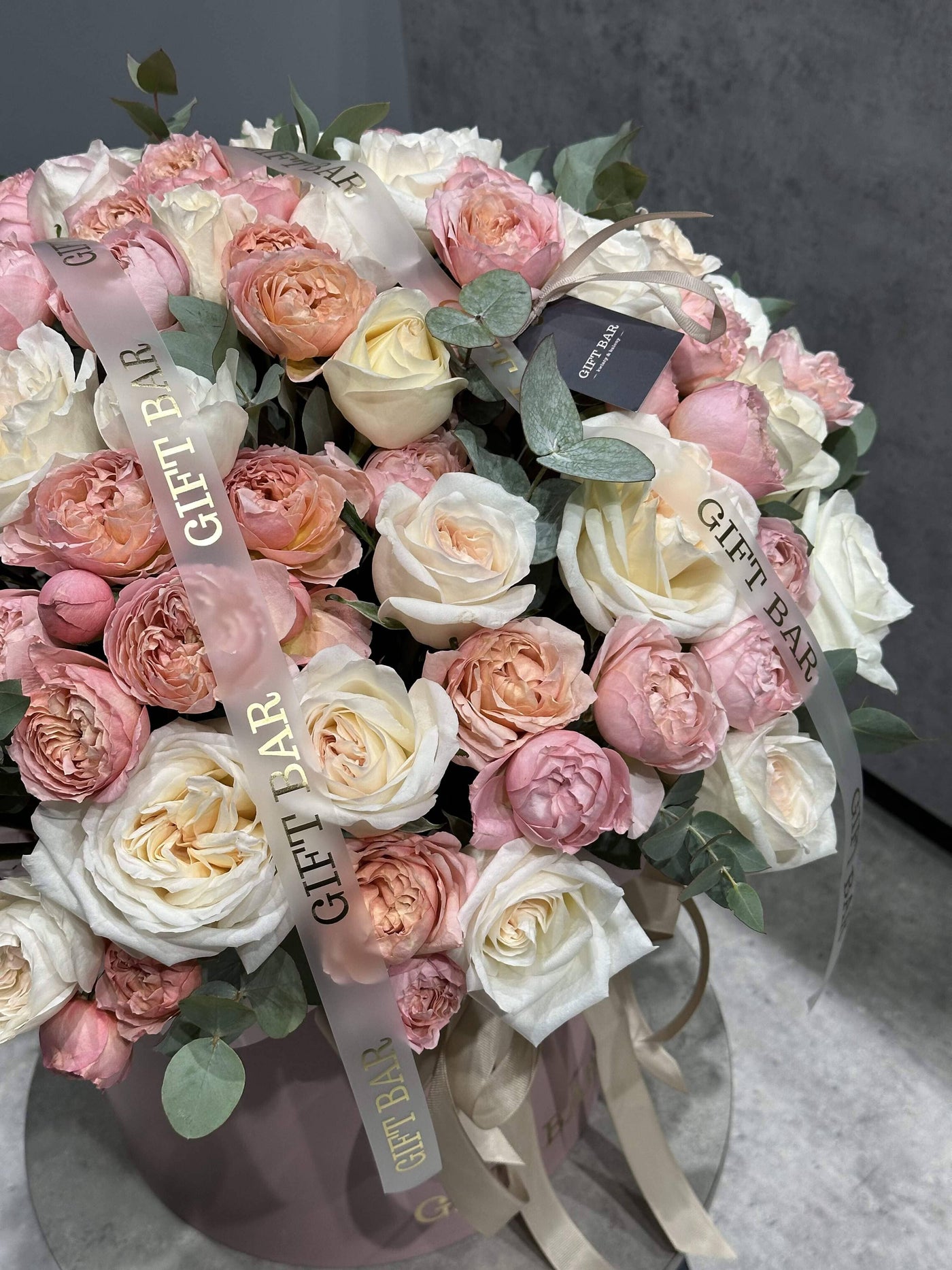 Mix róż i eukaliptus w pudełku kwiaty giftbar.pl 
