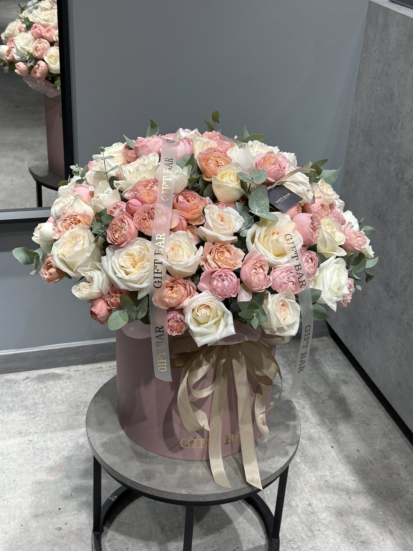 Mix róż i eukaliptus w pudełku kwiaty giftbar.pl 