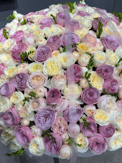 Mix róż i frezja w koszu kwiaty giftbar.pl 