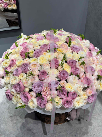 Mix róż i frezja w koszu kwiaty giftbar.pl 