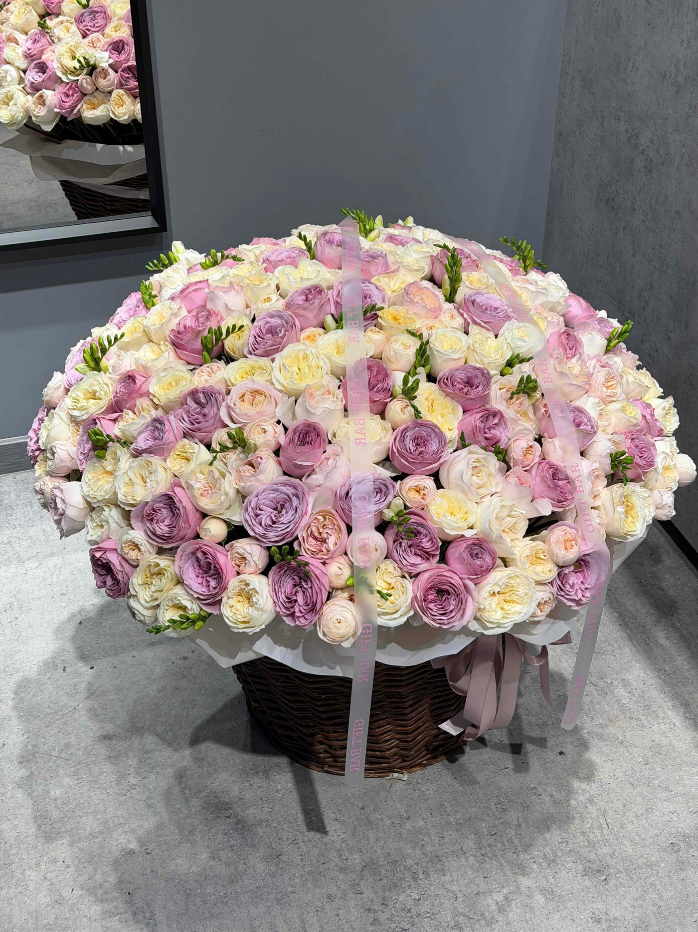 Mix róż i frezja w koszu kwiaty giftbar.pl 