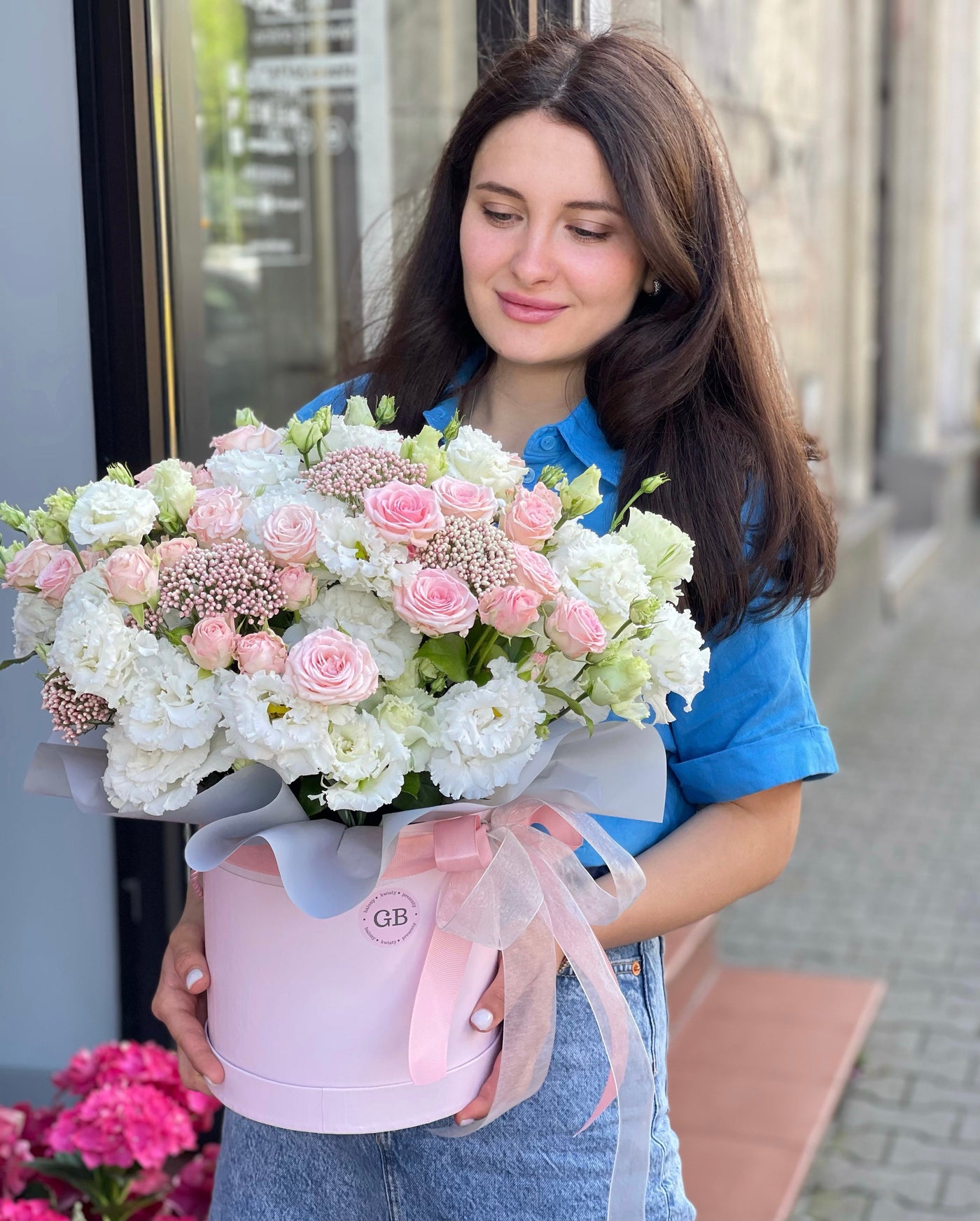 Kwiaty w pudełku w różowych odcieniach kwiaty giftbar.pl 