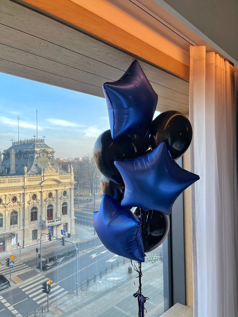 Bukiet balonów z helem w niebiesko-czarnych kolorach balony giftbar.pl 